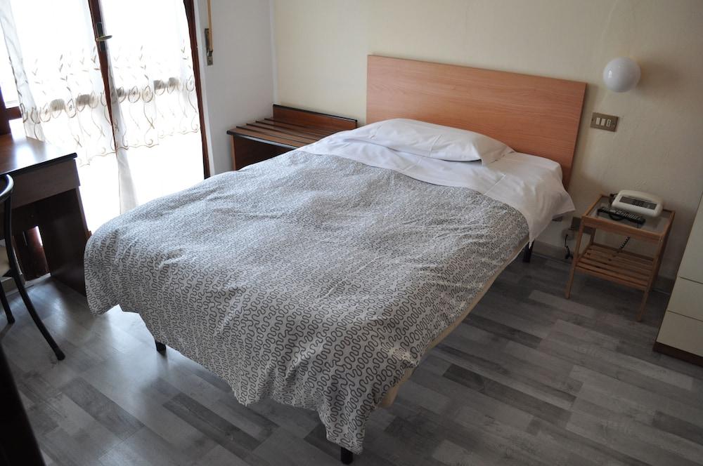 Hotel Cecile ปิซา ภายนอก รูปภาพ