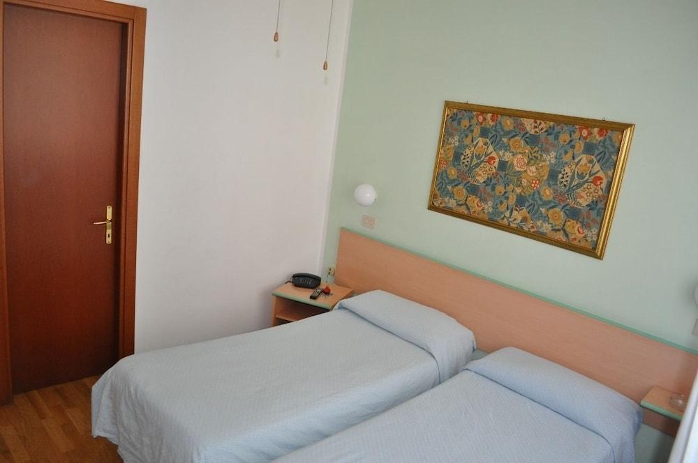 Hotel Cecile ปิซา ภายนอก รูปภาพ