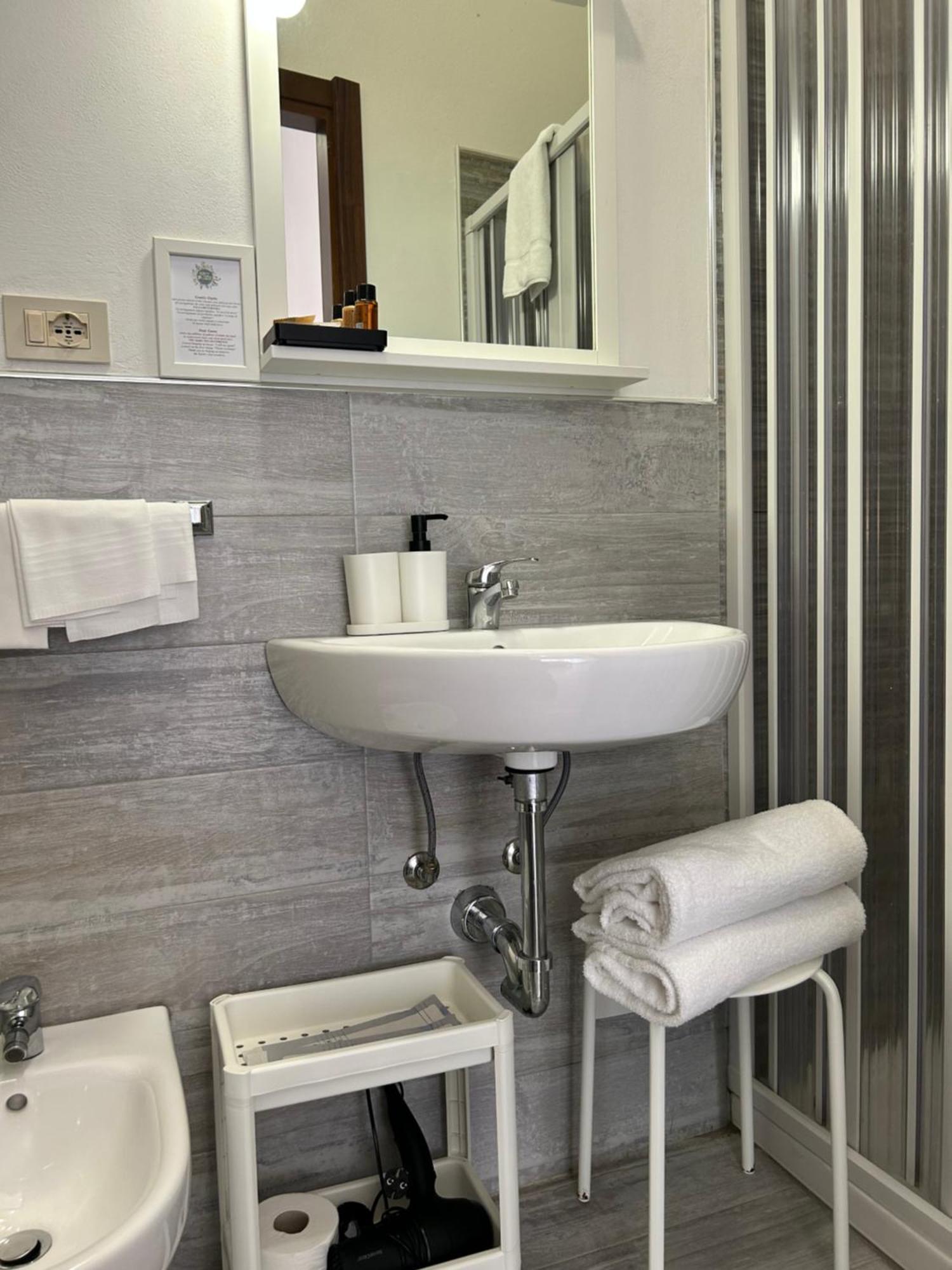 Hotel Cecile ปิซา ภายนอก รูปภาพ
